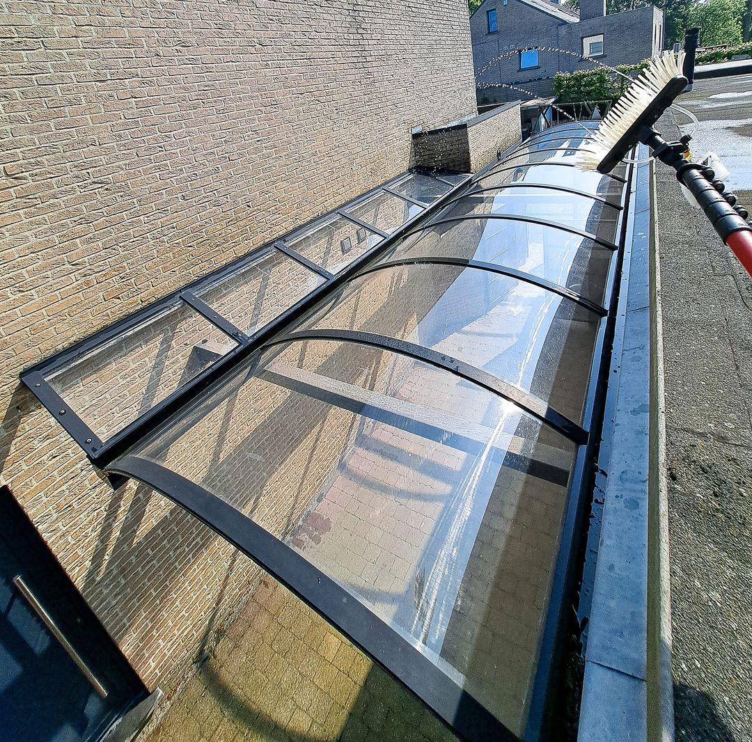 Propere glazen overkapping nadat deze gereinigd zijn door Giovanny